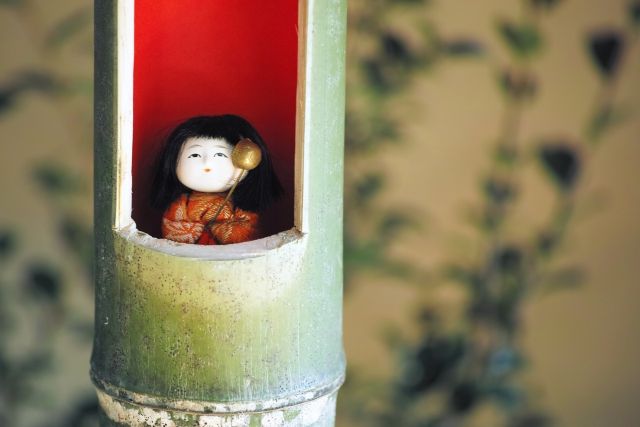 竹の中に入っている人形